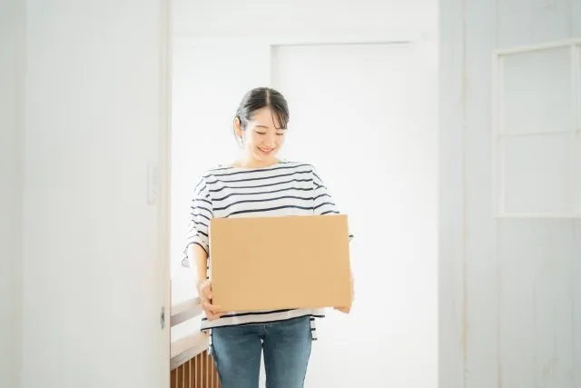 段ボール箱を持ち運ぶ様子