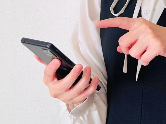 スマートフォンで返信を確認する様子
