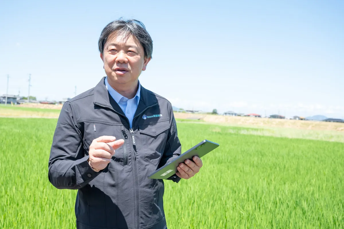 タブレットを手に説明する寿康商会の代表